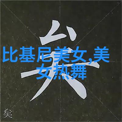 温馨小物件与色彩斑斓的电脑桌面营造舒适的数字生活空间